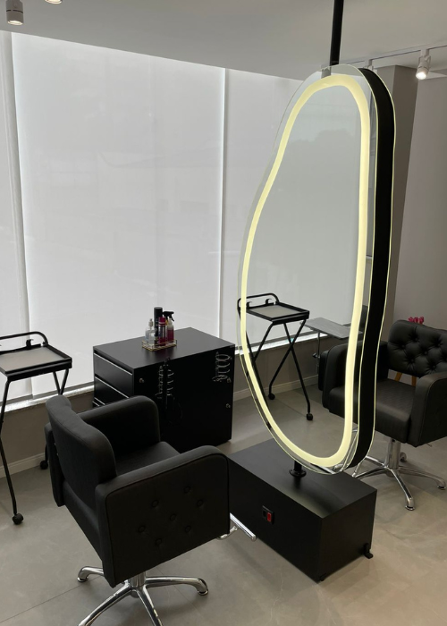 Cadeiras de atendimento no salão de beleza em Santana, São Paulo - SP